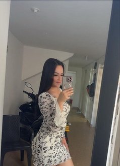 Vicky - escort in Abu Dhabi Photo 2 of 3