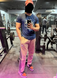 Vicky - Male escort in New Delhi Photo 5 of 8