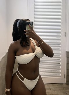 Vicky - escort in Abidjan Photo 5 of 5
