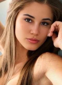 Vicki - escort in Abu Dhabi Photo 2 of 6