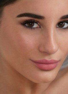 Vicki - escort in Abu Dhabi Photo 3 of 6