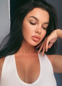 Vicky - escort in Dubai Photo 1 of 7