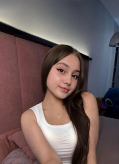 Victori - escort in Singapore Photo 1 of 5