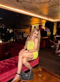 Victoria - Transsexual escort in Dubai Photo 1 of 6