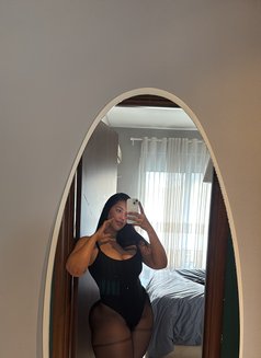 Victoria - escort in Singapore Photo 2 of 4