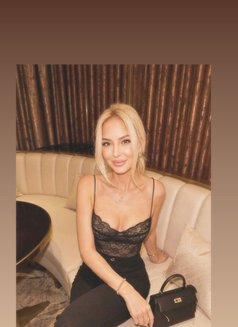Victoria - escort in Dubai Photo 4 of 7