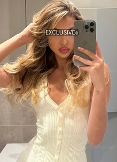 Victoria - escort in Paris Photo 5 of 13