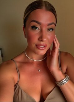 Victoria - escort in Dubai Photo 3 of 5