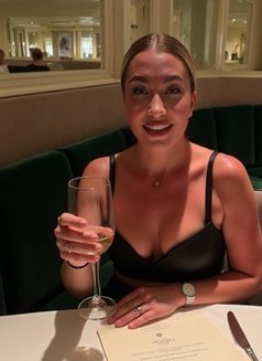 Victoria - escort in Dubai Photo 4 of 5