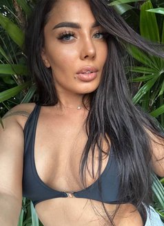 Victoria - escort in Dubai Photo 3 of 5