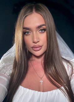 Victoria - escort in Dubai Photo 3 of 9