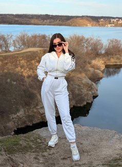 Victoria - escort in Dubai Photo 7 of 9