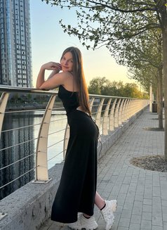 Victoria - escort in Dubai Photo 5 of 9