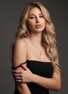 Victoria - escort in Hong Kong Photo 1 of 6