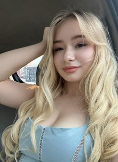 Victoria - puta in Riyadh Photo 2 of 5