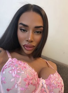 Victoria - Transsexual escort in İstanbul Photo 8 of 10