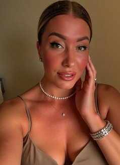 Victoria - escort in Dubai Photo 2 of 4