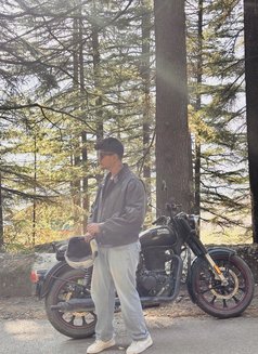 Vii - Acompañantes masculino in Surat Photo 7 of 9