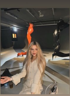 Vika20y, Sexy Tall Blonde a Level - puta in Dubai Photo 10 of 10