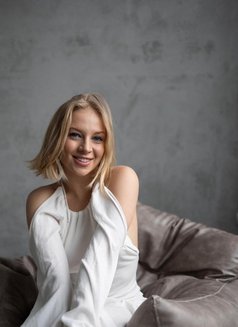 Anna - puta in Al Manama Photo 7 of 15