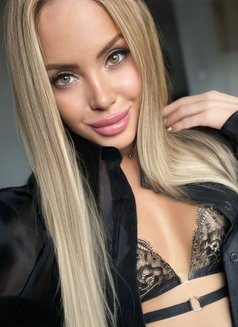 New Russian model - escort in Dubai Photo 2 of 19