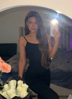 Viktoria - puta in Dubai Photo 5 of 11