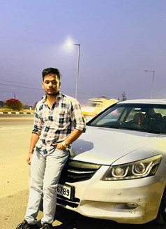 Vineet - Intérprete masculino de adultos in New Delhi Photo 1 of 3