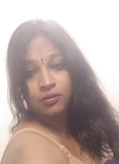 Dusky queen busty aunty vini - Transsexual escort in Chennai Photo 1 of 4