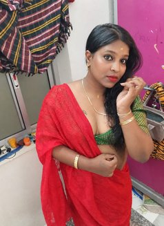 Dusky queen busty aunty vini - Transsexual escort in Chennai Photo 2 of 4