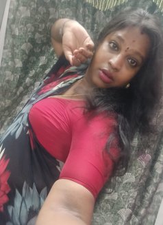Dusky queen busty aunty vini - Transsexual escort in Chennai Photo 3 of 4