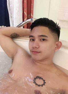 Vinz - Male escort in Manila Photo 2 of 4