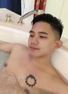 Vinz - Male escort in Manila Photo 3 of 4