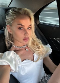 Viola - escort in Dubai Photo 2 of 3