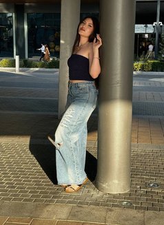 Violet - puta in Dubai Photo 2 of 8