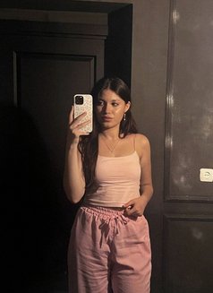 Violet - puta in Dubai Photo 8 of 8