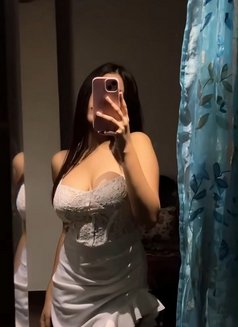 Violet - escort in Dubai Photo 1 of 6