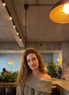 Violetta - escort in Dubai Photo 2 of 6