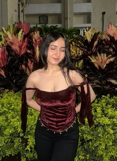 Vip and Genuine - puta in Shillong Photo 2 of 3