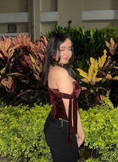 Vip and Genuine - puta in Shillong Photo 3 of 3