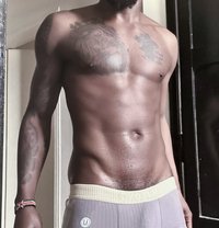 Vip black top / message and S£X - Male escort in Riyadh