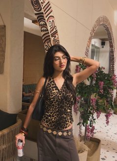 Vip Escort Service - puta in Ahmedabad Photo 2 of 3