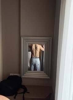 Vip Massage - Male escort in Singapore Photo 3 of 6