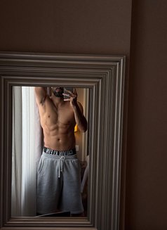 Vip Massage - Male escort in Singapore Photo 4 of 6