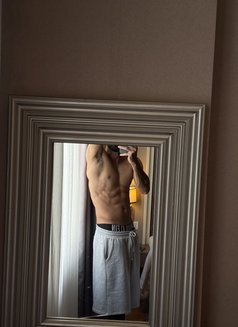 Vip Massage - Male escort in Singapore Photo 5 of 6