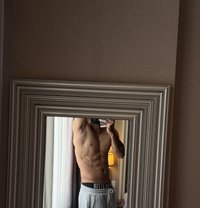 Vip Service Available in Singapore - Acompañantes masculino in Singapore