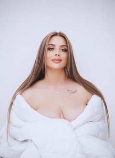 أجمل الفتيات المرافقات في اربيل Vip - escort agency in Erbil Photo 2 of 4