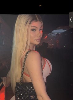 VIP Valentina BIG ASS - Transsexual escort in London Photo 13 of 14