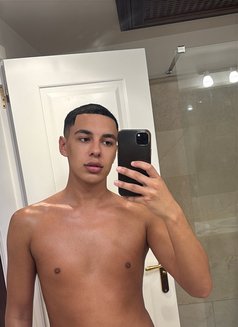 Vipbradleyx - Male escort in Dubai Photo 1 of 5