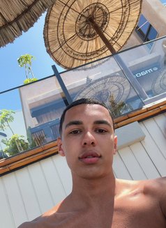 Vipbradleyx - Male escort in Dubai Photo 2 of 5