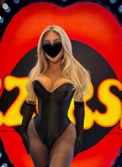 Vivi - puta in Wuhan Photo 2 of 3